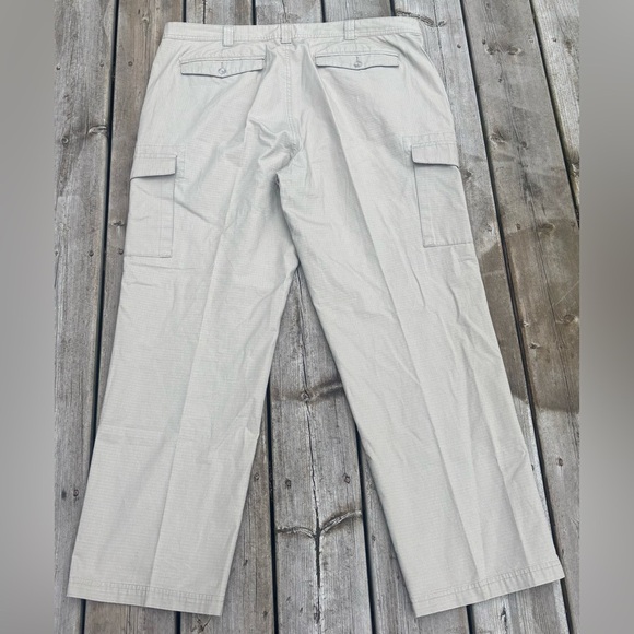 Cabela's Beige Classic Fit Cargo Pants with Durable Design 40x30 - Picture 5 of 7
